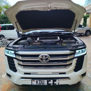 Toyota Land Cruiser V8 2014 in Kasarani, Nairobi, Nairobi County — Locally Used — photo 1 of 5